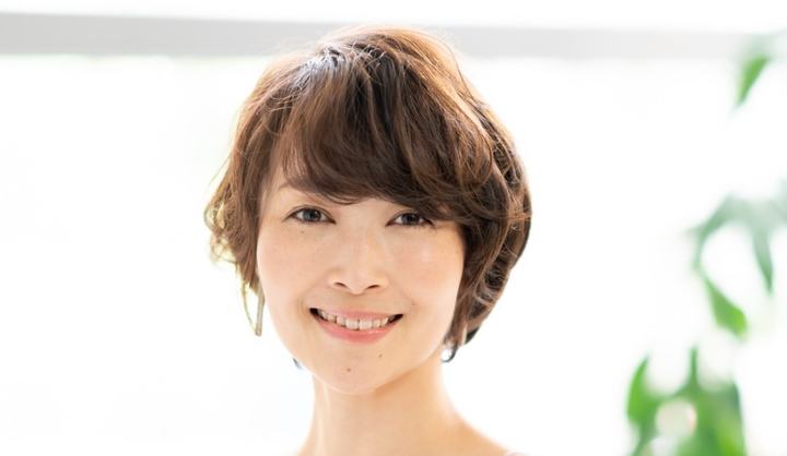 美容室ACQUA aoyamaの小室里奈さんが手がけたショートヘアの女性