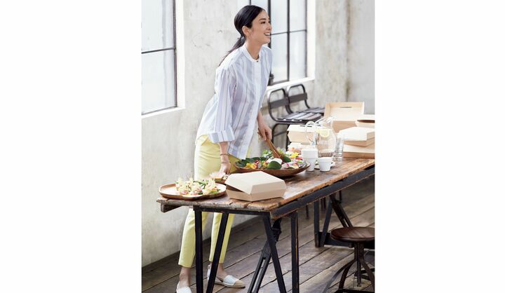 シャツ￥69,000（コロネット〈アキラーノ・リモンディ〉）、パンツ￥79,000（ウールン商会〈ファビアナ フィリッピ〉）、ピアス￥210,000・ブレスレット［太］￥340,000（アルテミス・ジョイエリ）、ブレスレット／手首側から￥1,500,000・￥750,000（ケイテン）、靴￥23,000（コール ハーン ジャパン）