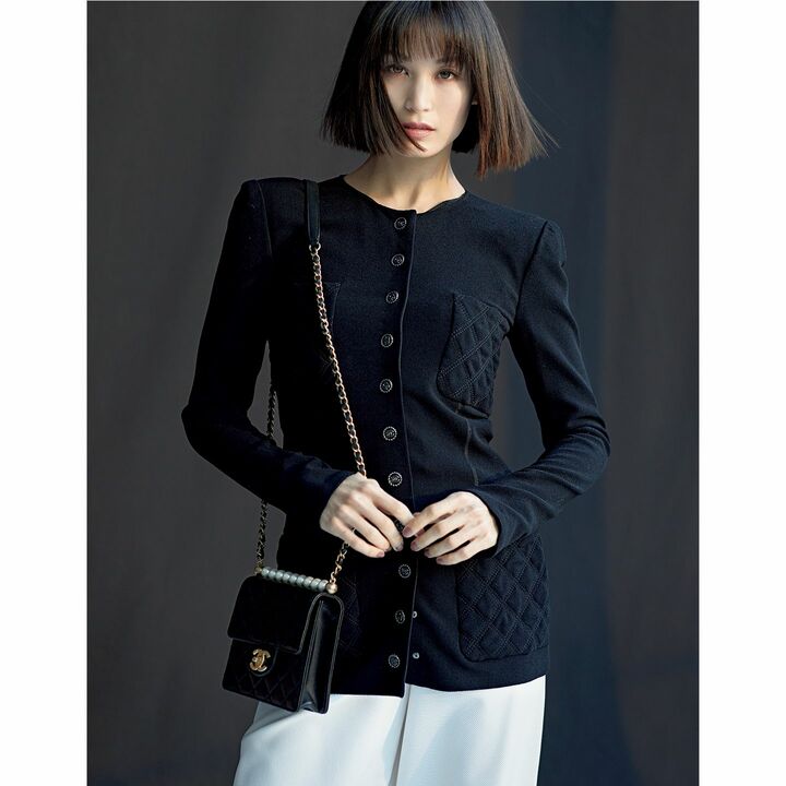 ジャケット￥769,000・バッグ￥422,000・パンツ／参考商品（シャネル）　[Precious2019年4月号125ページ] 