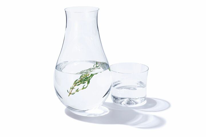 ウォーターカラフセット［カラフェ直径5.8×高さ17.9cm、810ml、ウォーターグラス 直径7.2×高さ6.3cm、195ml］￥36,850（木村硝子店） 