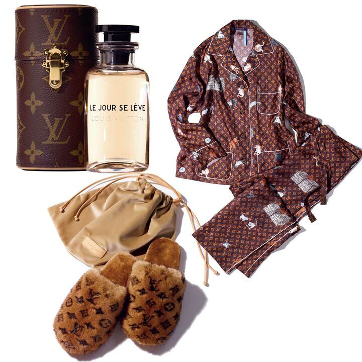 左から／愛用の香水は専用のケースに入れて。香水『レ・パルファン ルイ・ヴィトン オードゥ パルファン／ルジュール・スレーヴ 100ml』￥31,500・トラベルケース￥55,000［縦13.5×横7.5×マチ7.5㎝］ ・心ときめく、ミンク素材×モノグラム柄のコンビネーション。ファースリッパ［ポーチ付き］￥178,000・愛らしい猫が描かれた「キャットグラム」柄に遊び心が光る。パジャマトップ￥222,000・パジャマパンツ￥206,000（ルイ・ヴィトン）