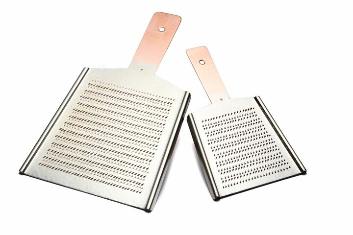 【純銅製 おろし金・両面】表面が大根用、うら面が薬味用になっている。左／１番 ￥18,040 ［全長30.0×幅18.5cm／725g］業務用にも使われる大型サイズ、右／４番 ￥9,020［全長22.5×幅13.0cm／320g］※サイズは１番～６番まで。全６サイズを展開 ※片面（裏面は未加工）の大根用もある。サイズは１番～６番まで、全６サイズを展開