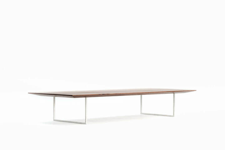 ローテーブル「FL」。ステンレスの細身な脚によって、薄い木材の天板が浮いているかのような一台。¥115,000〜