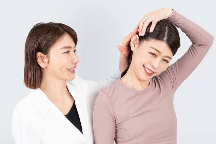 二人の女性　マッサージの指導をしている