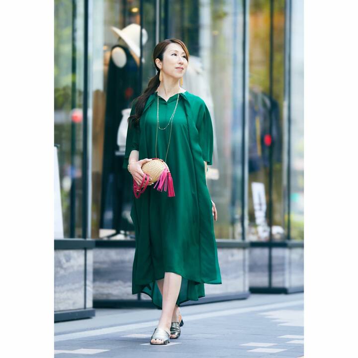 サポート サーフェスのワンピース¥86,000・モンパナマのクラッチバッグ¥32,000・マーク デイビスのピアス¥488,000・サイモン アルカンタラのイヤークリップ¥40,000・マリハのネックレス（パール）¥79,000・マリハのネックレス（ロング）¥66,000・マリハのブレスレット¥56,000・ドレットのバングル［参考商品］・クレジュリーのサンダル¥69,000（ストラスブルゴ）