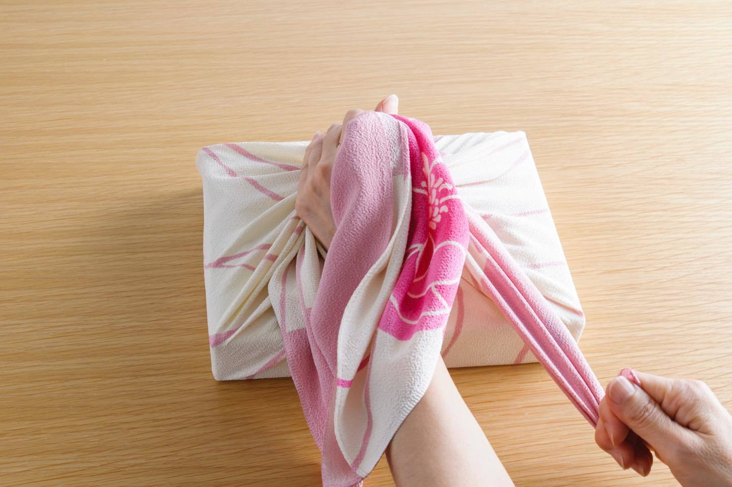 工程3-3:左端も同様に、後ろから手前へ通す