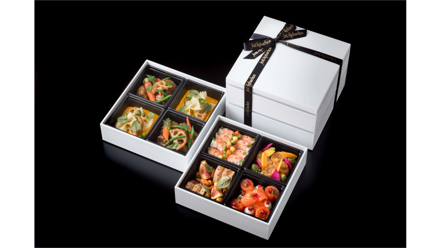 「ラターブル グルメボックス」2名様用 ¥20,000 【内容:冷菜4種・肉料理・小菓子3種、サイズ:ボックス(外寸)1段につき21㎝×21㎝×6.5㎝】 *2段ボックスでのお渡しとなります *パンのみ別添えでのお渡しとなります
