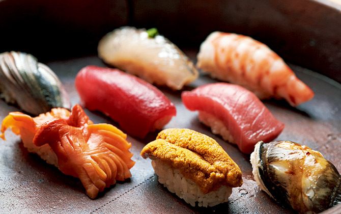 シャリはネタを引き立たせるため3種の酢をブレンド。対馬のアナゴは小ぶりで脂ののった希少なものを厳選。ふっくらして小骨をまったく感じさせない。