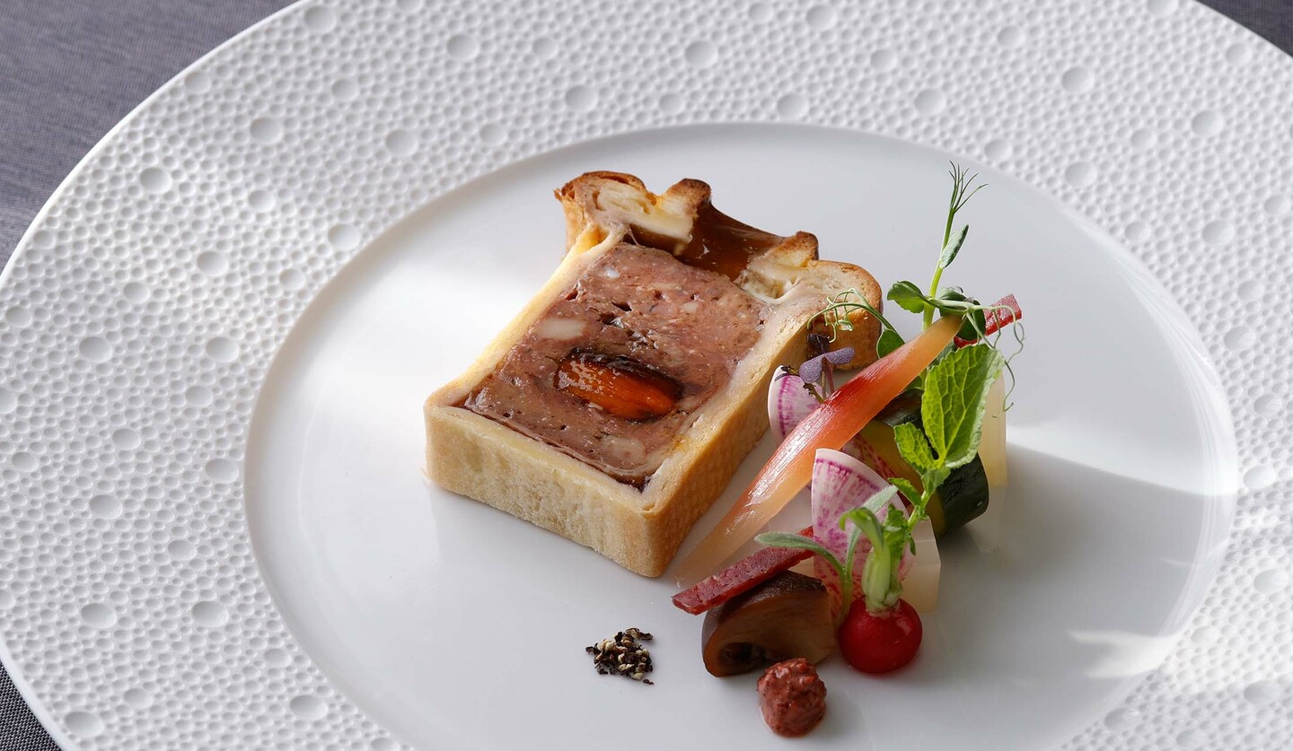 パレスホテル東京において行われる「Essence of Japan －山梨を堪能する初夏の晩餐－」の「山のパテアンクルート ジビエ サラダ ピクルス」の画像