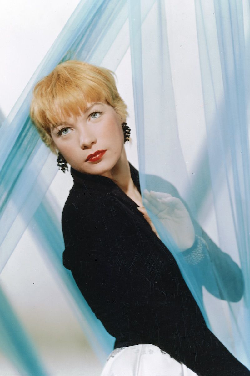 奇跡の89歳|シャーリー・マクレーンの若いころがかわいすぎる!デビュー当時から現在までの【写真51枚】|名画『アパートの鍵貸します』のフラン