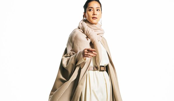 12/22 Mon｜「ミカコ ナカムラ」のロングケープは、顔周りやウエストを引き締めてドレープラインを際立たせて【365日コーディネート】
