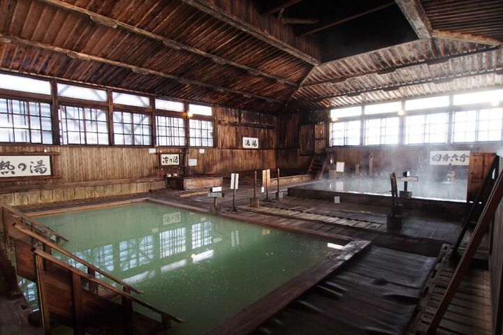 酸ヶ湯温泉旅館の名物「ヒバ千人風呂」