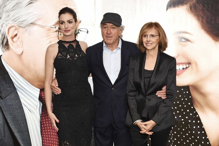 UKプレミアにて、出演のアン・ハサウェイ（左）、ロバート・デ・ニーロと。