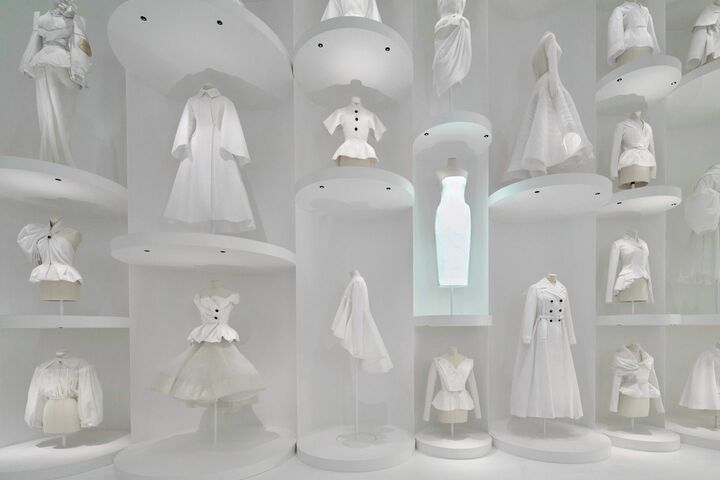 「ディオールのアトリエ」の空間で展示されているオートクチュールならではのトワル。美しいシルエットと共に丁寧な手仕事が感じ取れます。(c)DAICI ANO