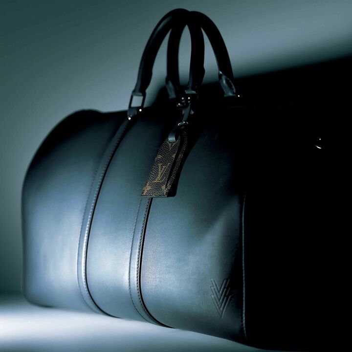 随所にモノグラム・キャンバスのディテールが施されたこのボストンバッグは、写真のアントラシット（ダークグレー）のみ。内側にはマイクロファイバーが採用されているため、軽量。ショルダーストラップ付き。［縦29×横50×マチ22㎝］¥555,000（ルイ・ヴィトン クライアントサービス）