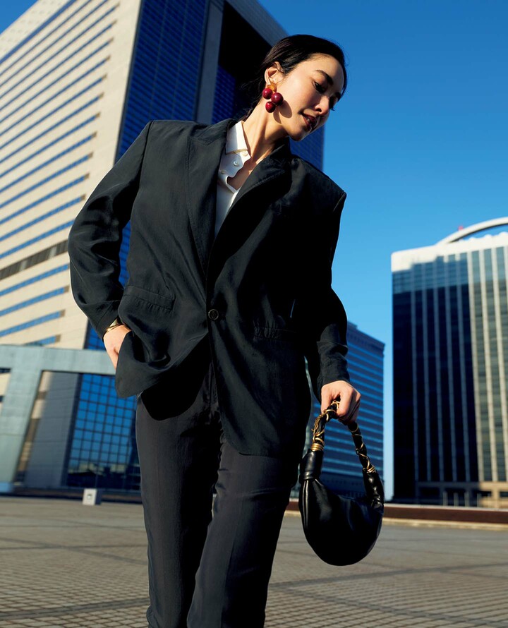 「サンローラン バイ アンソニー・ヴァカレロ」のジャケットを着用したモデルの立野リカさん