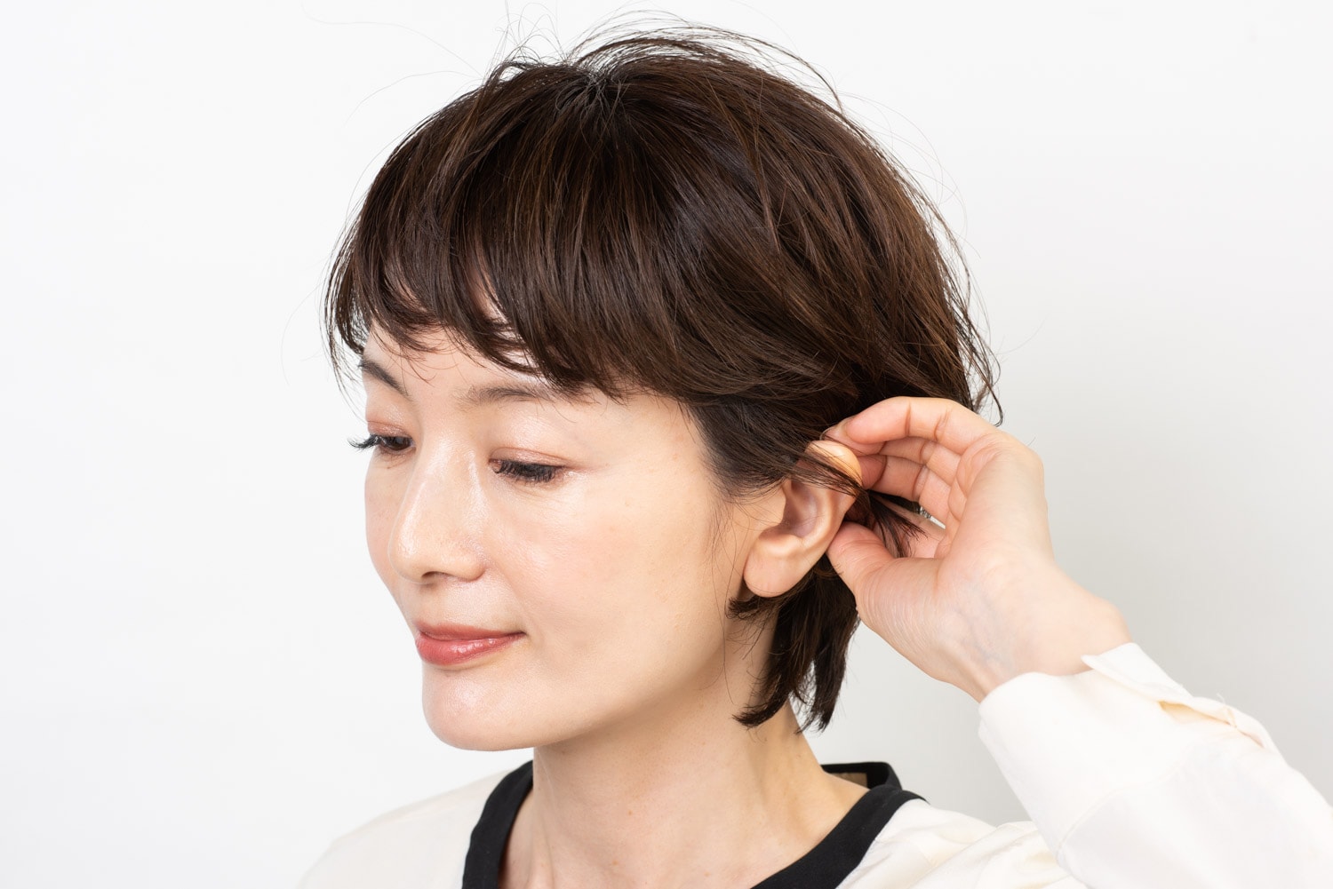 ザッと髪を下ろしたら、サイドの髪を耳にかけてタイトに。