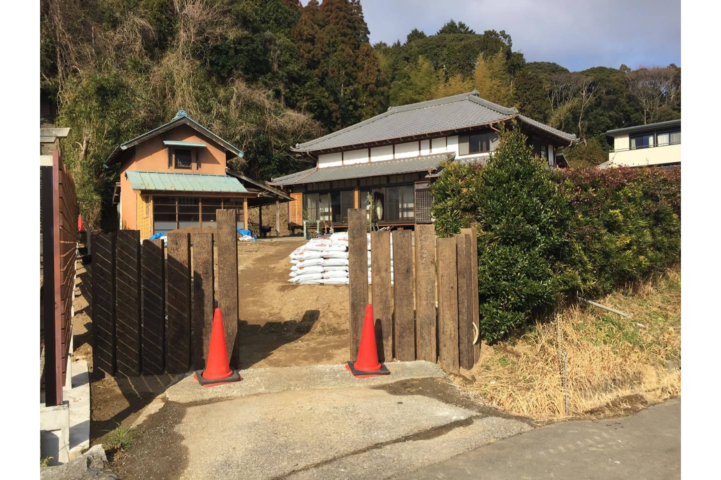枕木で門扉をつくりました