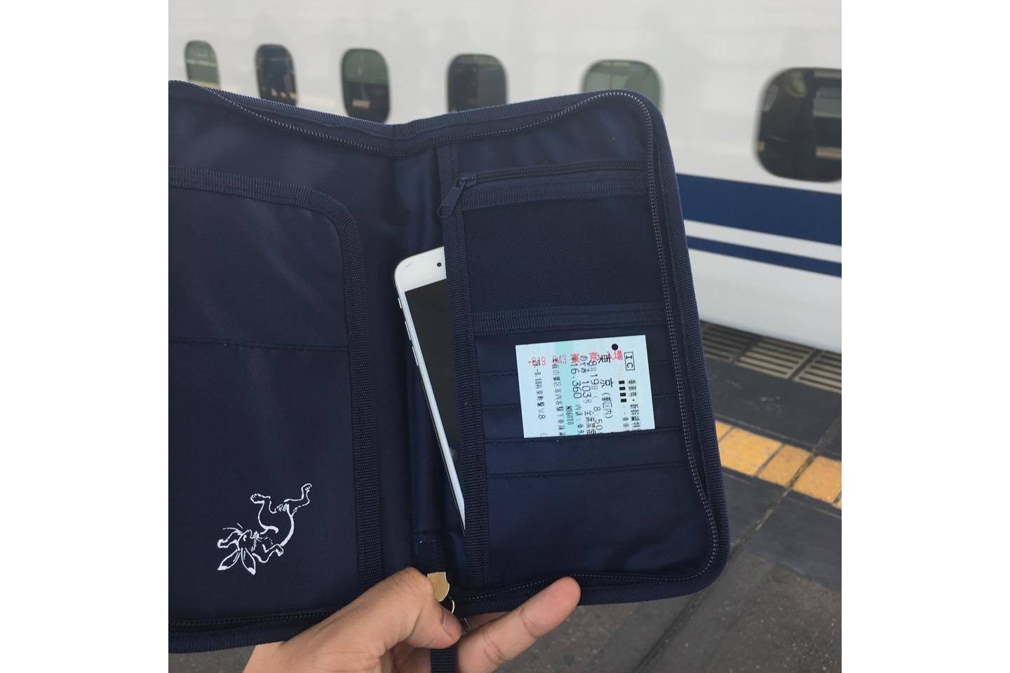 ポーチの中にはiPhoneや新幹線のチケットなど、車内で過ごすときに使うものだけを入れておくと、座席に忘れ物をせず便利