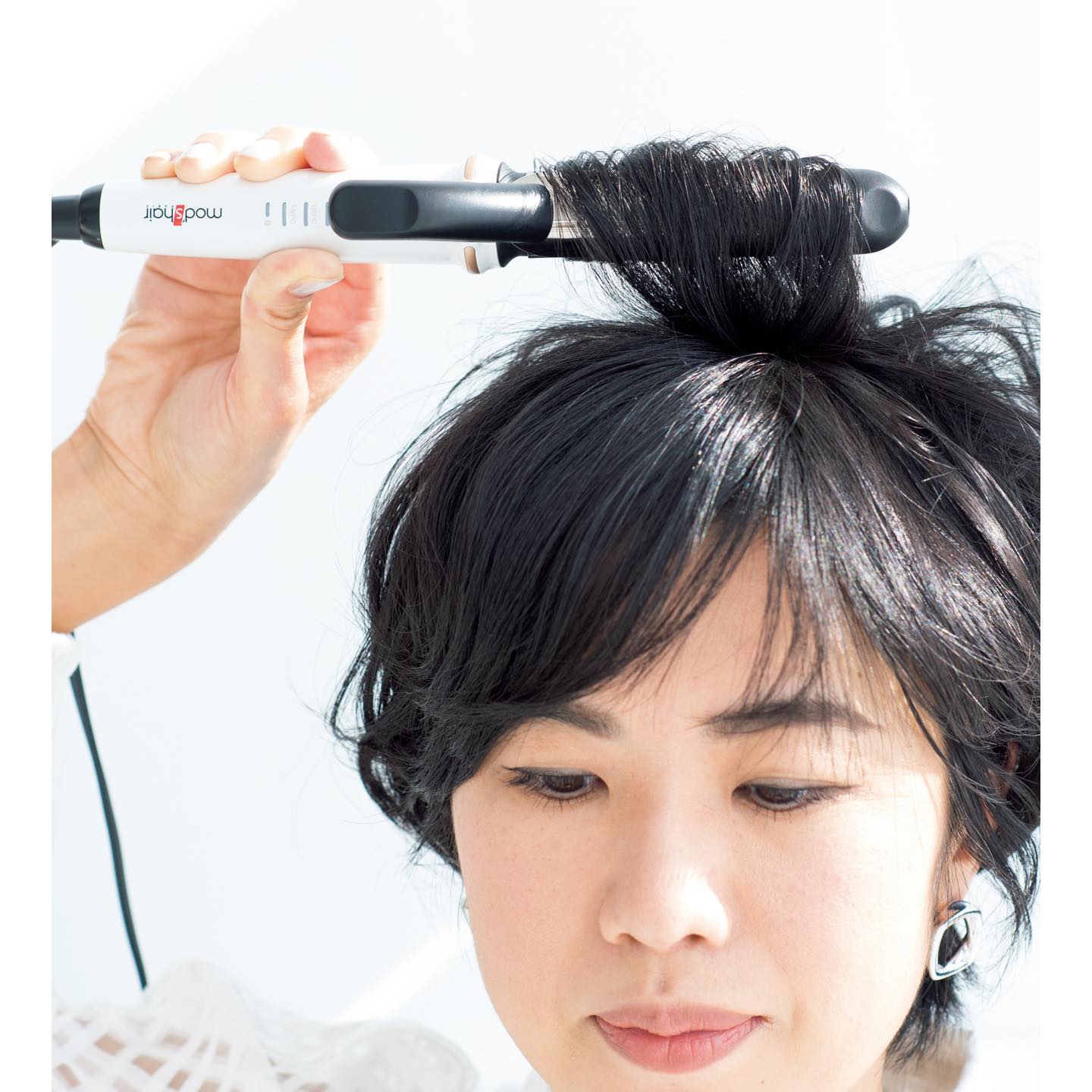 25mmのヘアアイロンをやや低めの温度(140℃)に設定。表面のみを根元~毛先まで巻く。仕上げにグロス系のワックスを揉み込む。
