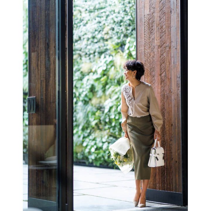 ブラウス(サン・フレール〈レ・コパン〉)、スカート(ebure)、ベルト(yoshie、inaba)、ピアス・リング(シャンテクレール 東京店)、バッグ(デルヴォー・ジャパン)、靴(JIMMY CHOO) 撮影/水田 学(NOSTY) BY:『Precious4月号』小学館、2018年