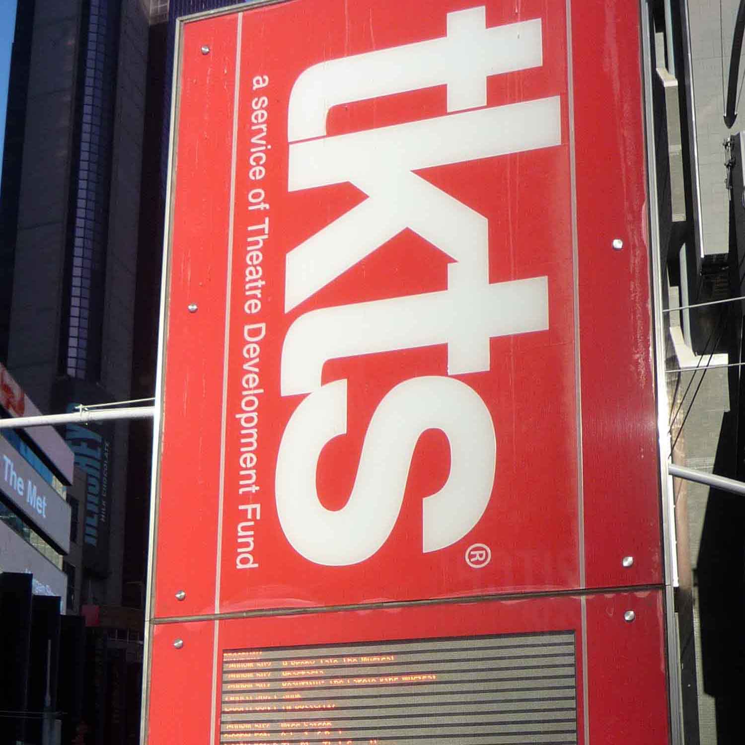 当日ディスカウントチケット売場TKTS(ブロードウェイと47th Streetの交差点)赤い看板が目印!
