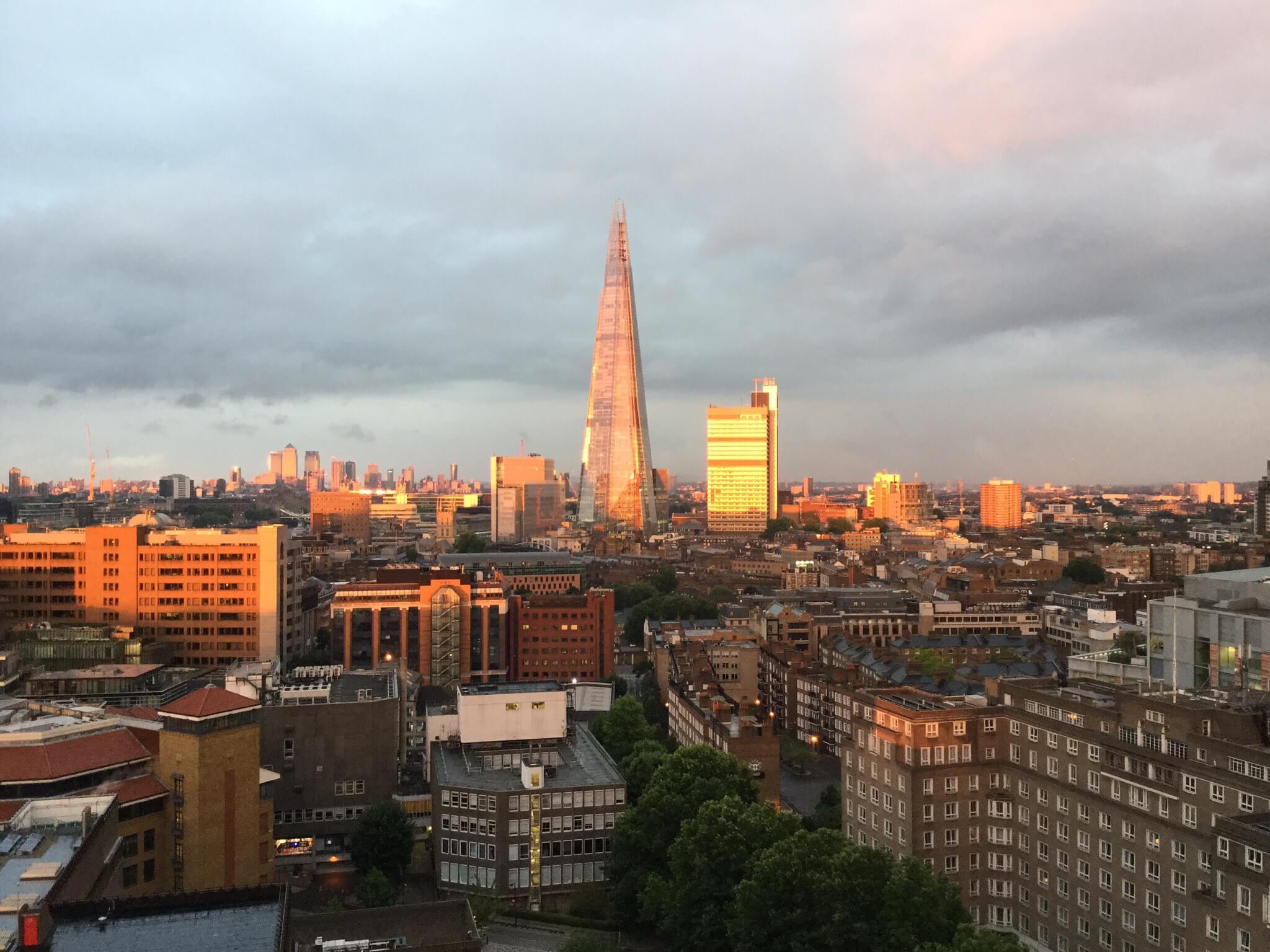 中央のピラミッドのような三角に尖った建物が、ロンドンの新名所、The Shard(ザ・シャード)。テームズ川の南にできた超高層ビル。