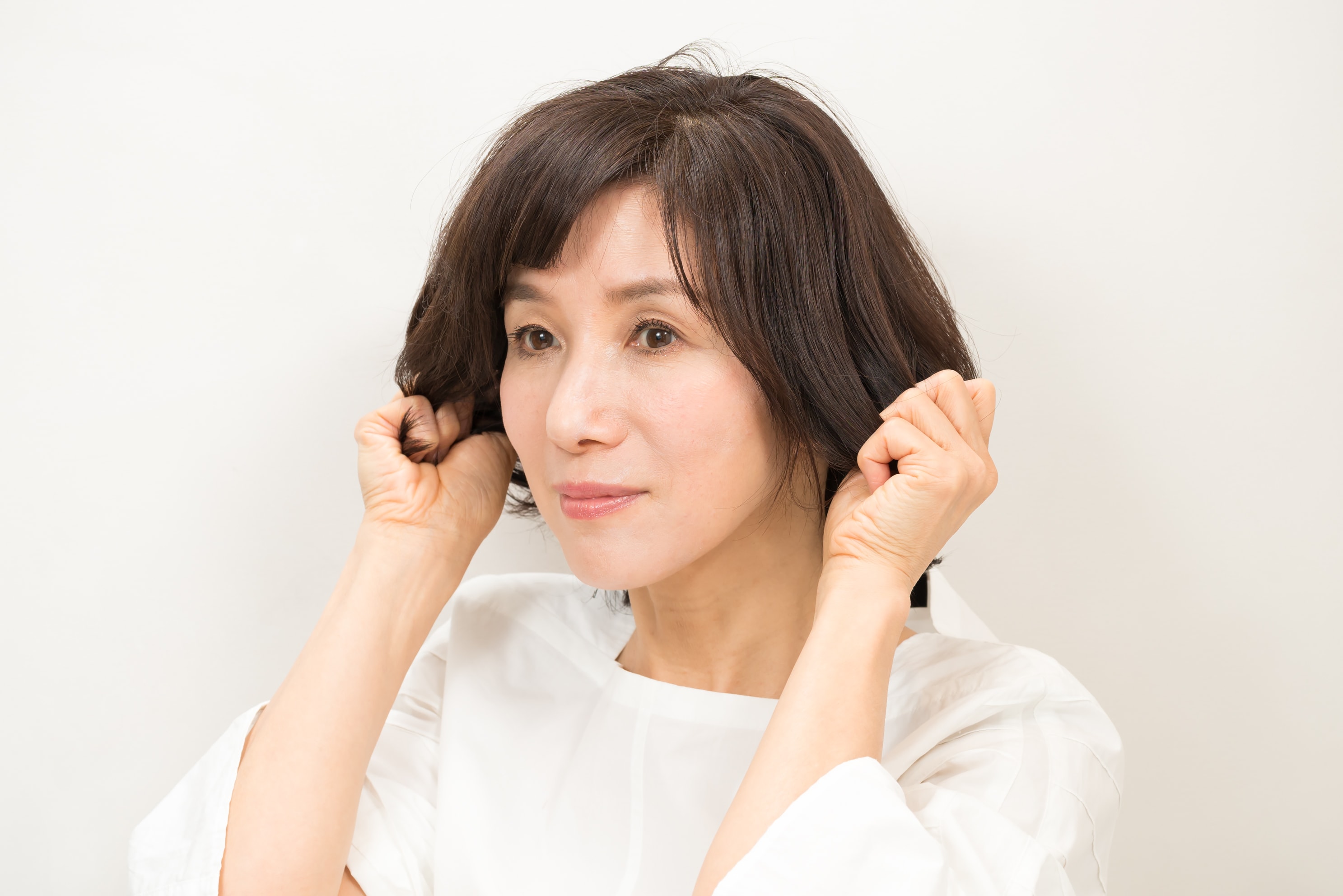 ワックスはパールひと粒大。柔らかいテクスチャーでツヤの出るものを選んで。襟足は少しつまむ程度に。