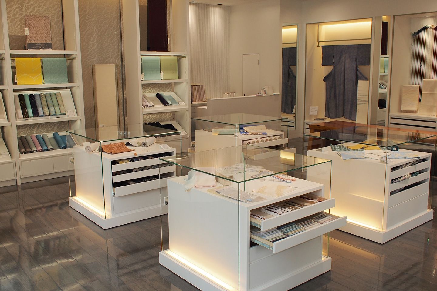 GINZA 和貴には日本中の作家による着物がセレクトされている