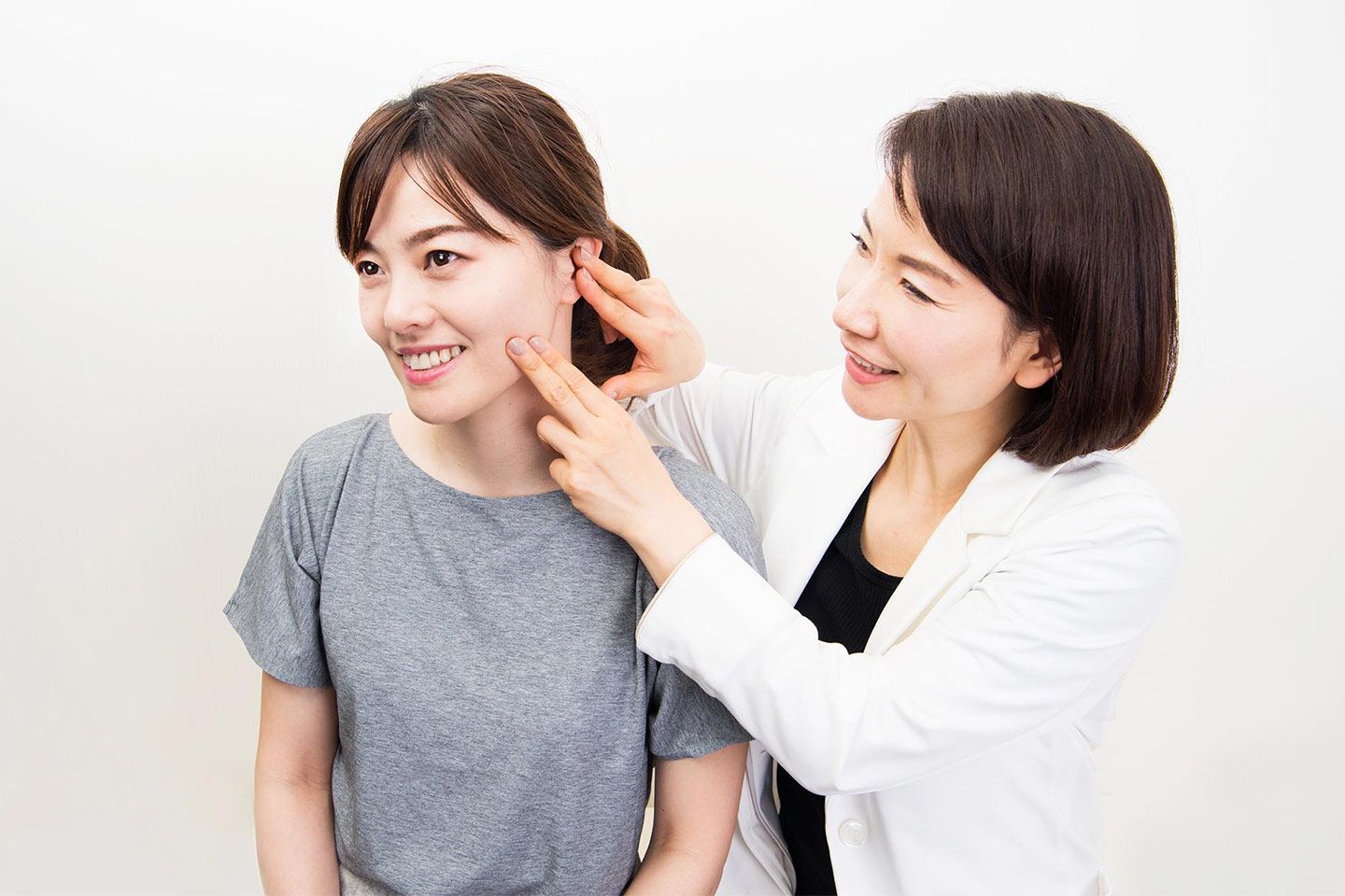 耳周りの筋肉と咬筋をほぐせばハリが復活し、ほうれい線が浅く。