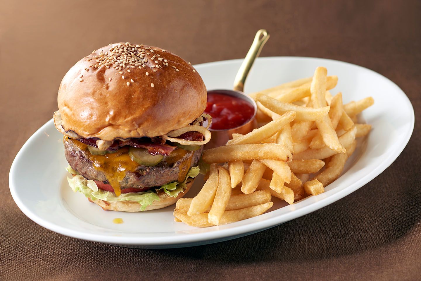 「オークドア バーガー レギュラー(パティ220g)」¥2,300(税・サービス料別)