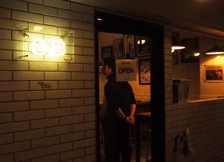 SBと書いてあるLEDの看板が目印
