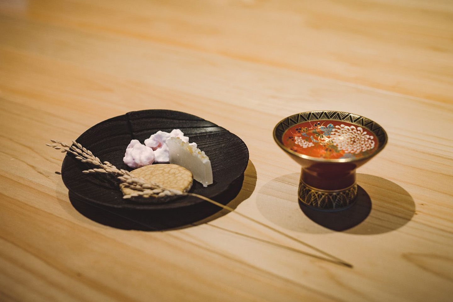 美しい九谷焼の盃とともに和菓子でテイスティング。