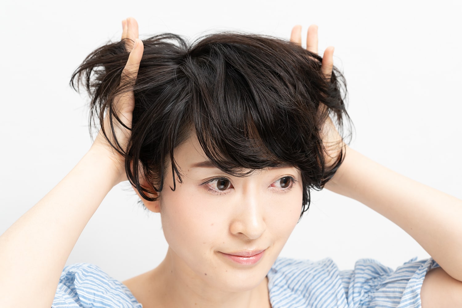 STEP2:頭頂部から手ぐしで前髪をとかしつける