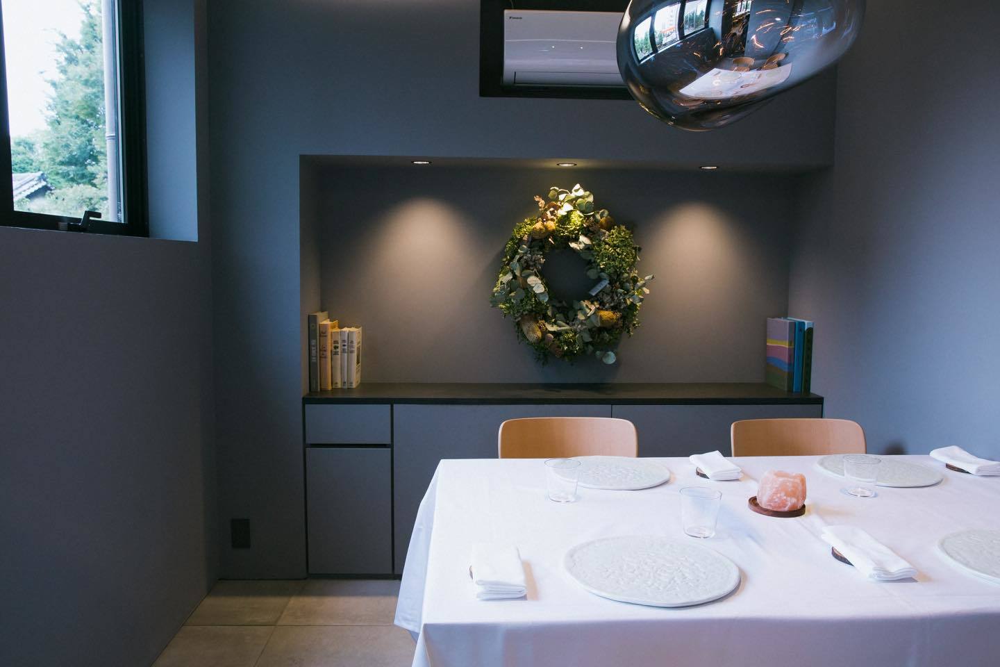 より落ち着きのある4名までの個室は、接待やプライベートを大切にする方との会食にぴったり。メンバーやシチュエーションに合わせてカウンター、半個室、個室から選べる点も魅力です。