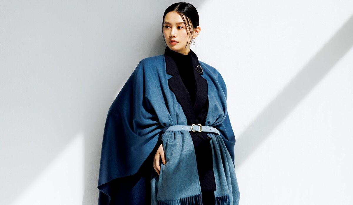 10/23 Thu｜ボリュームケープで包み込んで、黒のジャケットスタイルを