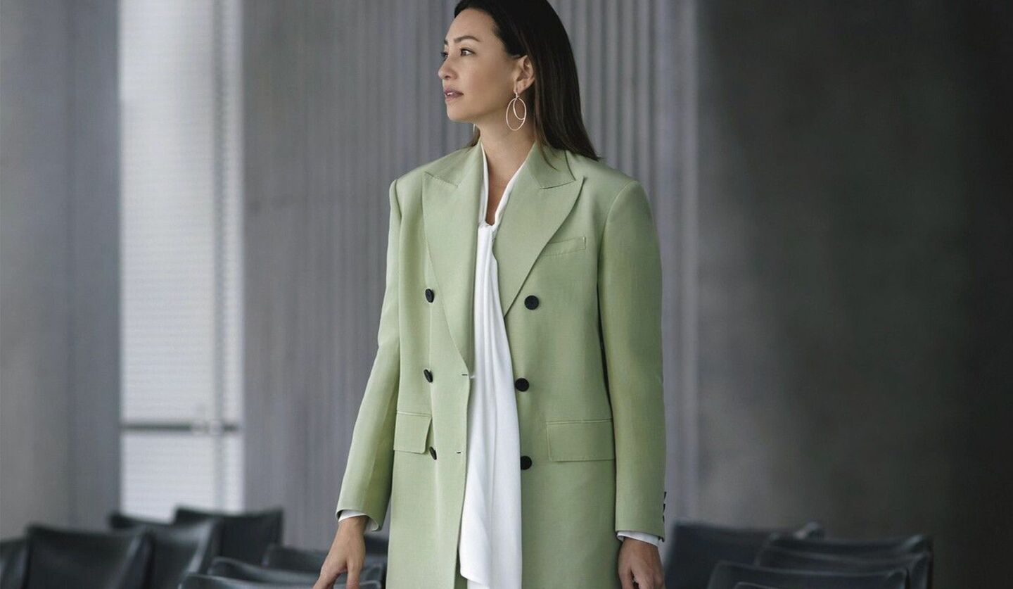 ソフトなカーキ色のジャケットを着たモデルRINAさんの写真