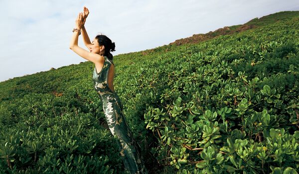 板谷由夏さんが南の島で、ドラマティックな風に抱かれて——グリーンのペイズリー柄が優美なロングドレスに魅せられる
