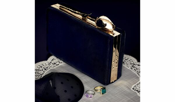 ふとした所作を華麗に彩る「会食バッグと手元ジュエリー」｜コンセプチュアルに装うのも、手元ドレスアップの楽しみ方