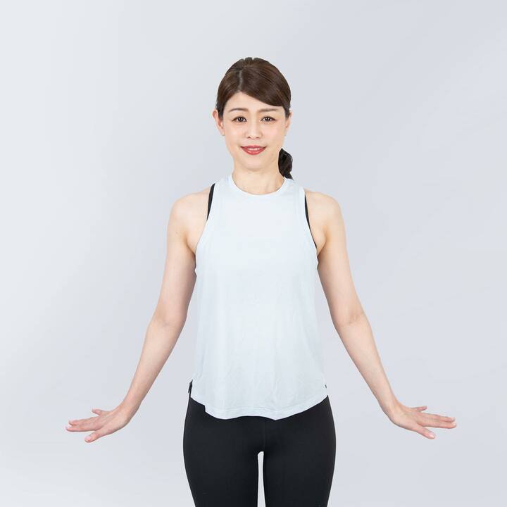 手を下ろした状態で、手首を外側に直角に曲げる