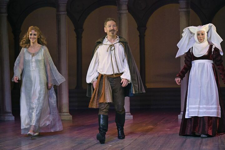 自身が主宰するケネス・ブラナー・シアター・カンパニーによる、シェイクスピアの演劇。