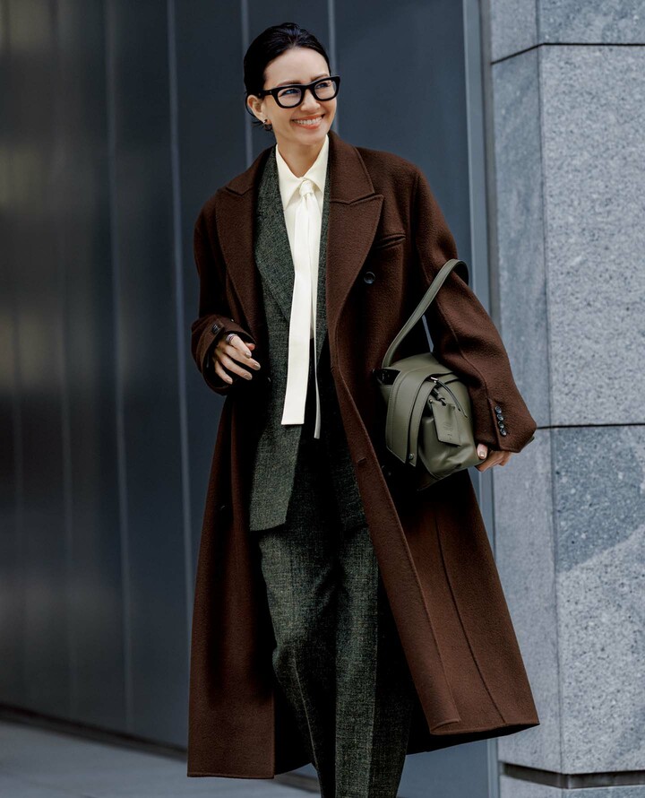 チノのコートを纏ったモデルのRINAさん