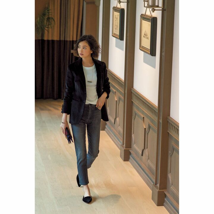 とことん辛口でドレッシーなタキシードジャケットはドライなコットンのTシャツとデニムではずして。そこにパールの艶を投入。どこでも映えるスタイルに。jacket：TONELLO、T-shits：ATON、denim：MOTHER、bag：PIERRE HARDY、necklace＆bangle＆ring jewelry：TASAKI、shoes：Manolo Blahnik　［2017年Oggi9月号］　撮影／生田昌士