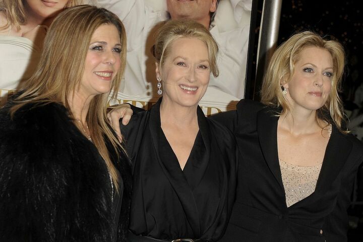 左から共演のリタ・ウィルソン、アレクサンドラ・ウェントワース。