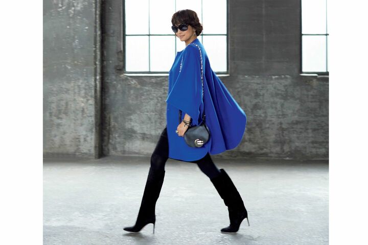 ケープ・ワンピース・バッグ（エミリオ・プッチジャパン）、サングラス（イー・ヴィ・アイ PR〈ソルト〉）、ピアス・ブレスレット［一重］・［二重］（アルテミス・ジョイエリ〈アルテミス・ジョイエリ〉）、リング（ストラスブルゴ〈ハム〉）、靴（セルジオ ロッシ）、タイツ／私物