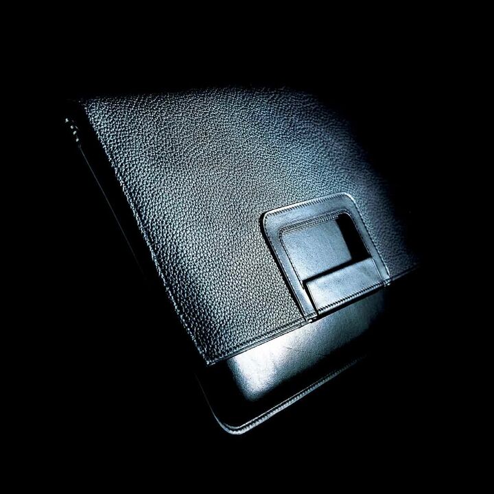 靴デザイナーの坪内 浩氏をデザイナーに迎えたソメスサドル×HTレーベル。A４サイズの書類も収納可能。［縦46×横35×マチ3.5㎝］¥42,000（ソメスサドル青山店〈ソメスサドル× HTレーベル〉）オリジナルのケア用品もあり。ワックス¥1,800・ブラシ¥2,100・クロス¥400・ケース¥8,500（ソメスサドル青山店）