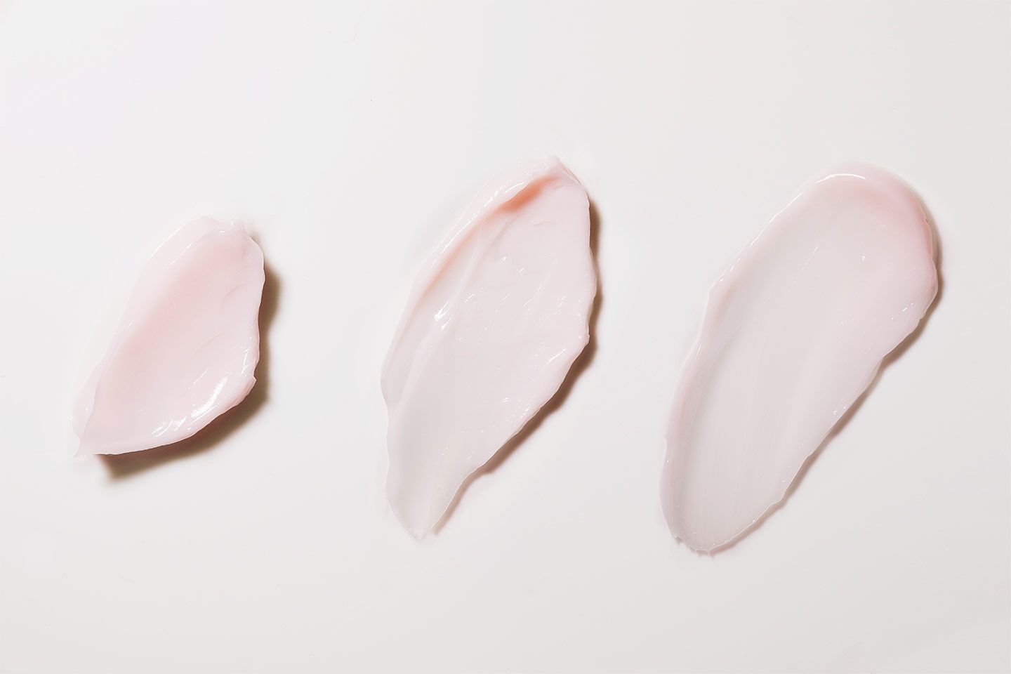 肌の温度で段階的にとろけるテクスチャーが特徴。
