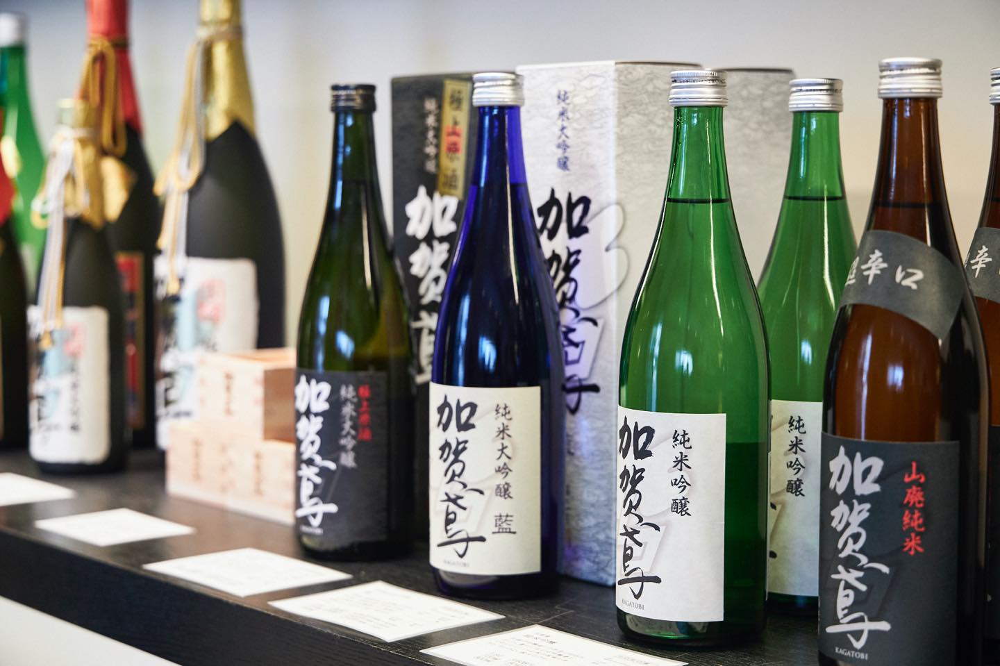 酒米の個性と純米造りの技を徹底的に追求した「加賀鳶」。季節限定のボトルも並ぶ。