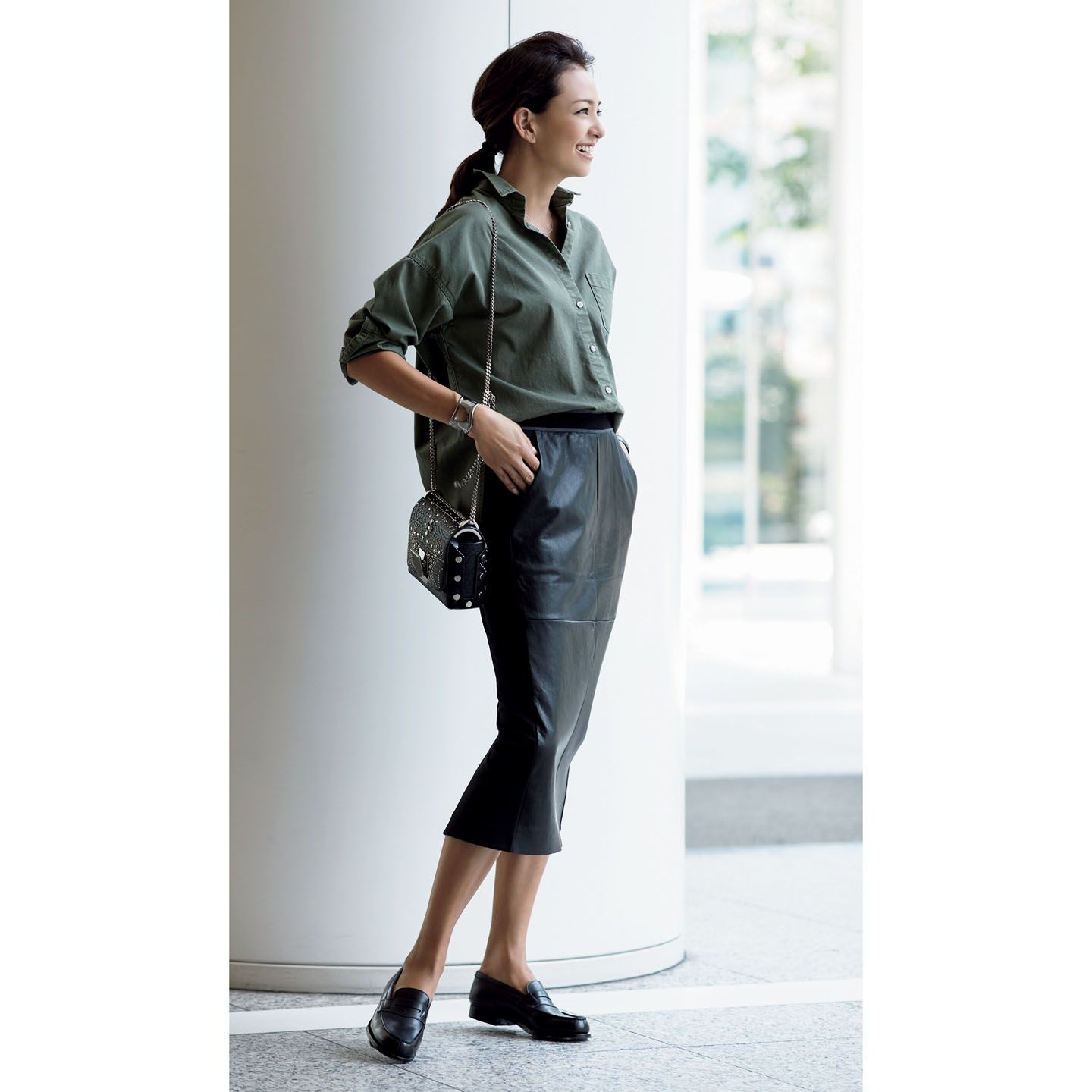 シャツ(ゲストリスト〈アッパーハイツ〉)、バッグ(JIMMY CHOO)、ネックレス・バングル・時計(ティファニー・アンド・カンパニー・ジャパン・インク)、靴(J.M. WESTON 青山店)、スカート(アノア〈リビアナ・コンティ〉)撮影/佐藤 彩 BY:『Precious9月号』小学館、2017年