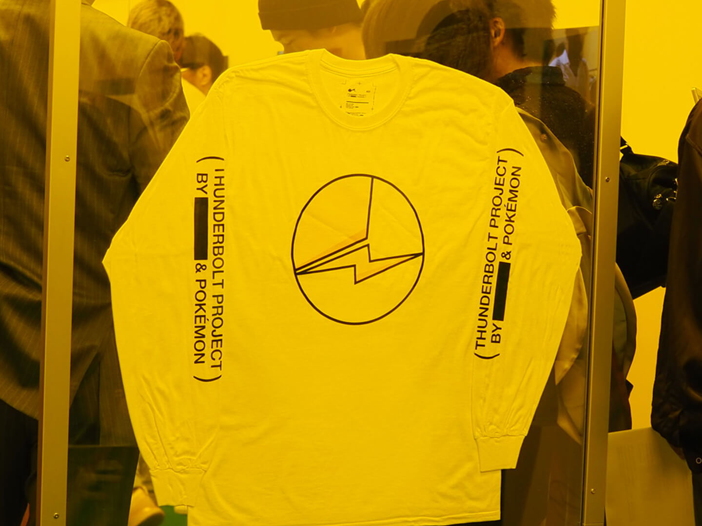 ホワイトの長袖Tシャツ